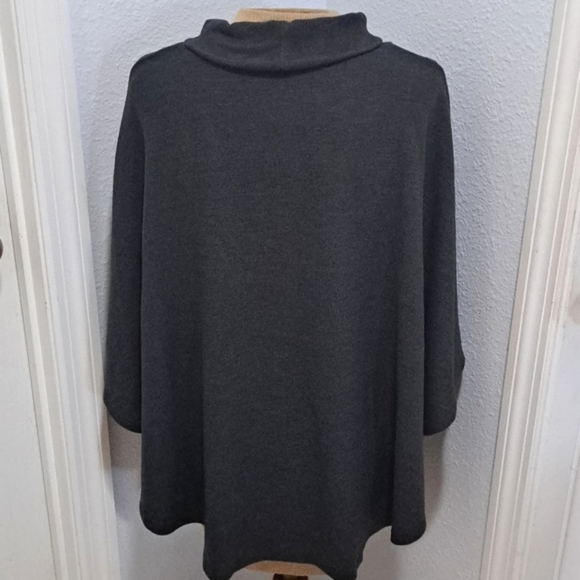 Cut The Frills Poncho with Leather Details - Picture 4 of 7